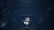 Piano droit en bois sombre usé, Little Nightmares II PS5, éclairage tamisé