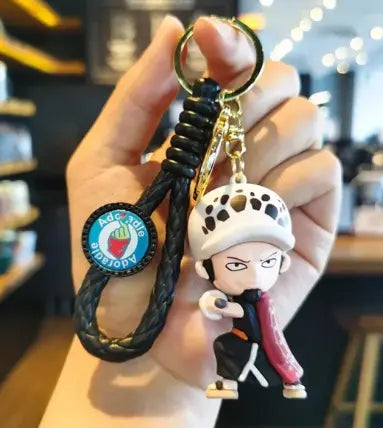 Porte-clés One Piece Law blanc noir avec accents rouges, chapeau ajouré et épée