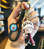 Porte-clés One Piece Law blanc noir avec accents rouges, chapeau ajouré et épée