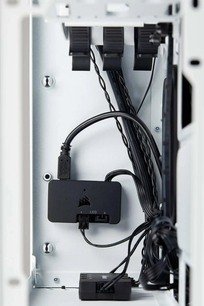 Contrôleur Corsair RGB Lighting noir avec ports USB et Ethernet dans boîtier Crystal 280X RGB TG blanc