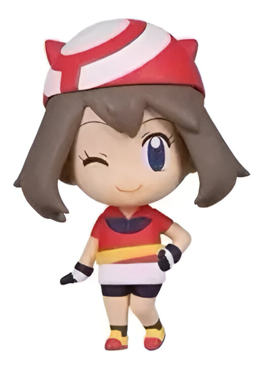 Figurine Pokémon Flora chibi d’un dresseur en casquette rayée rouge et blanc