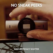 Webcam Logitech MX Brio 4K argent avec obturateur de confidentialité intégré