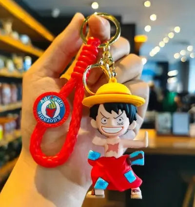Porte-clés One Piece Luffy 07 en silicone rouge enroulé avec chapeau jaune et short rouge