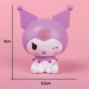 Figurine Kuromi Hello Kitty en tenue violette, sourire malicieux
