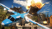 Avion à hélice bleu et blanc avec bouts d ailes noirs volant bas sur paysage dévasté dans Just Cause 3 PS4