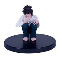 Figurine Death Note L Lawliet assis sur socle noir