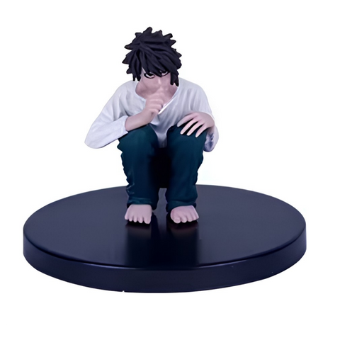 Figurine Death Note L Lawliet assis sur socle noir
