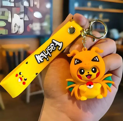Porte-clés Pikachu en costume Dracaufeu jaune avec ailes vertes