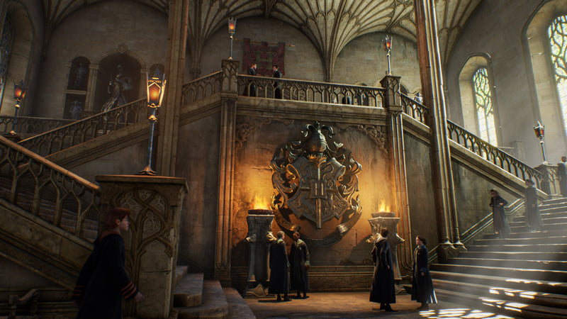 Le grand escalier orné du blason de l'école dans Hogwarts Legacy sur PlayStation 5