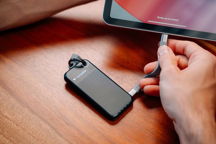 SSD externe Verbatim Pocket 512 Go noir avec dragonne grise